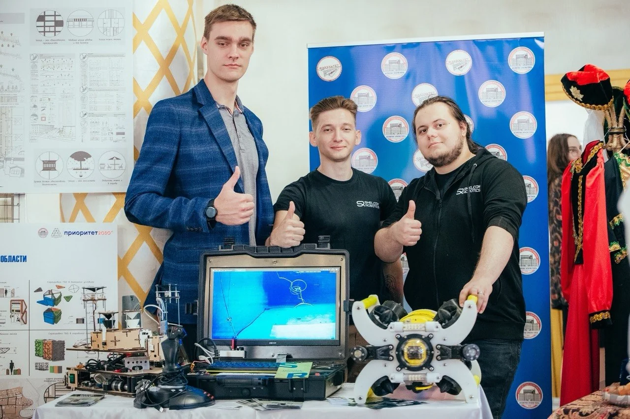 Команда с комплексом на отраслевой выставке